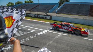El Manu Urcera llega a la meta victorioso en el Gálvez. Fue su tercera victoria en el TC y lo pone en carrera para pelear el título.