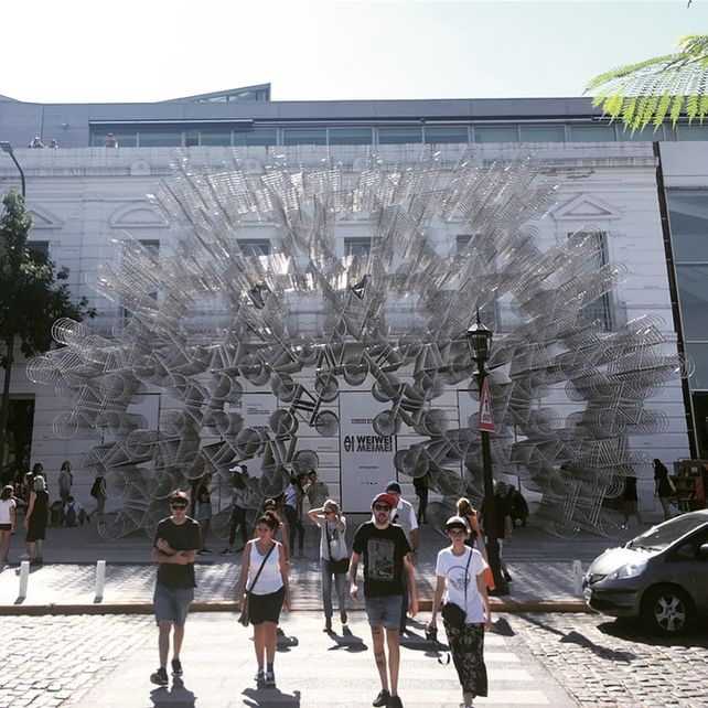 Peatones y bicicletas convertidas en una obra de arte. +