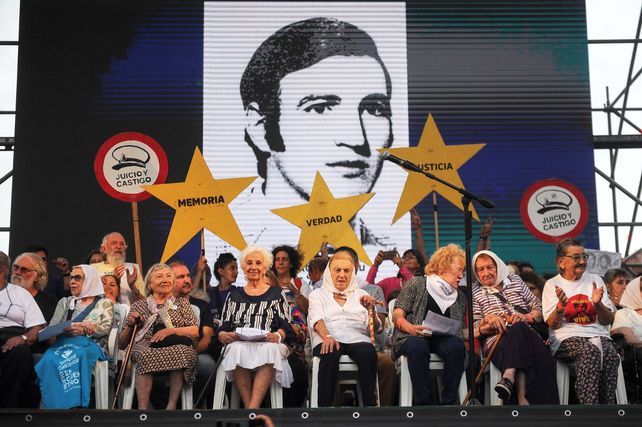 Madres y Abuelas compartieron el palco en la histórica plaza.