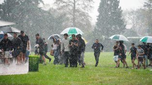 La lluvia irrumpió en Fisherton con fiereza. Tormenta eléctrica y granizo se hicieron presente y el partido entre Jockey Club y La Tablada fue suspendido cuando arrancaba el segundo tiempo.