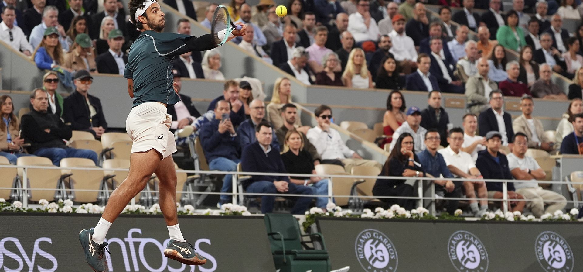El italiano Lorenzo Musetti juega un tiro contra el español Carlos Alcaraz durante su partido de semifinales del Abierto de Francia de tenis en el estadio Roland-Garros en París, el viernes 6 de junio de 2025. (Foto AP/Lindsey Wasson) El italiano Lorenzo Musetti juega un tiro contra el español Carlos Alcaraz durante su partido de semifinales del Abierto de Francia de tenis en el estadio Roland-Garros en París, el viernes 6 de junio de 2025. (Foto AP/Lindsey Wasson)