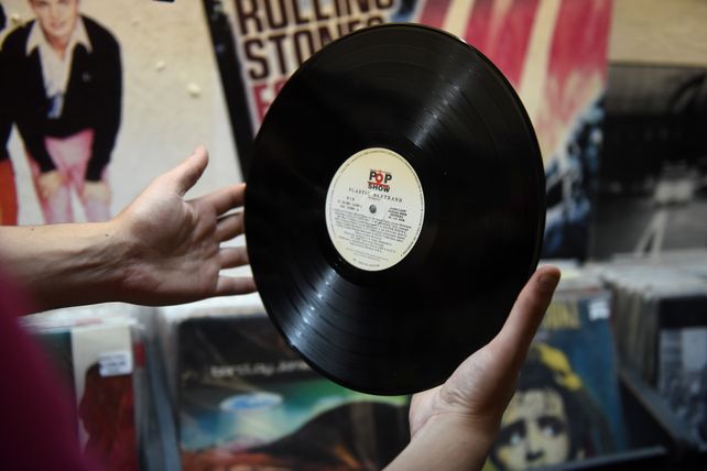 Tener un vinilo en la mano no es lo mismo que tener un CD o un reproductor de mp3. Claramente