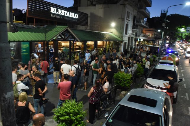 Comerciantes del Paseo Pellegrini realizaron ayer un abrazo solidario frente a la parrilla El Establo