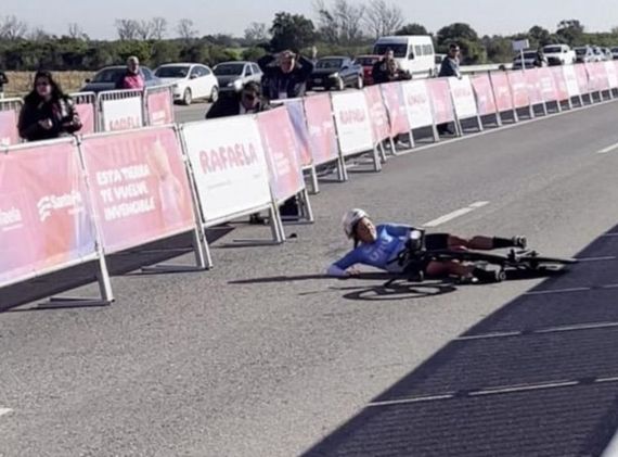 Impactante accidente en los Juegos Suramericanos: una ciclista uruguaya chocó contra una valla en Rafaela