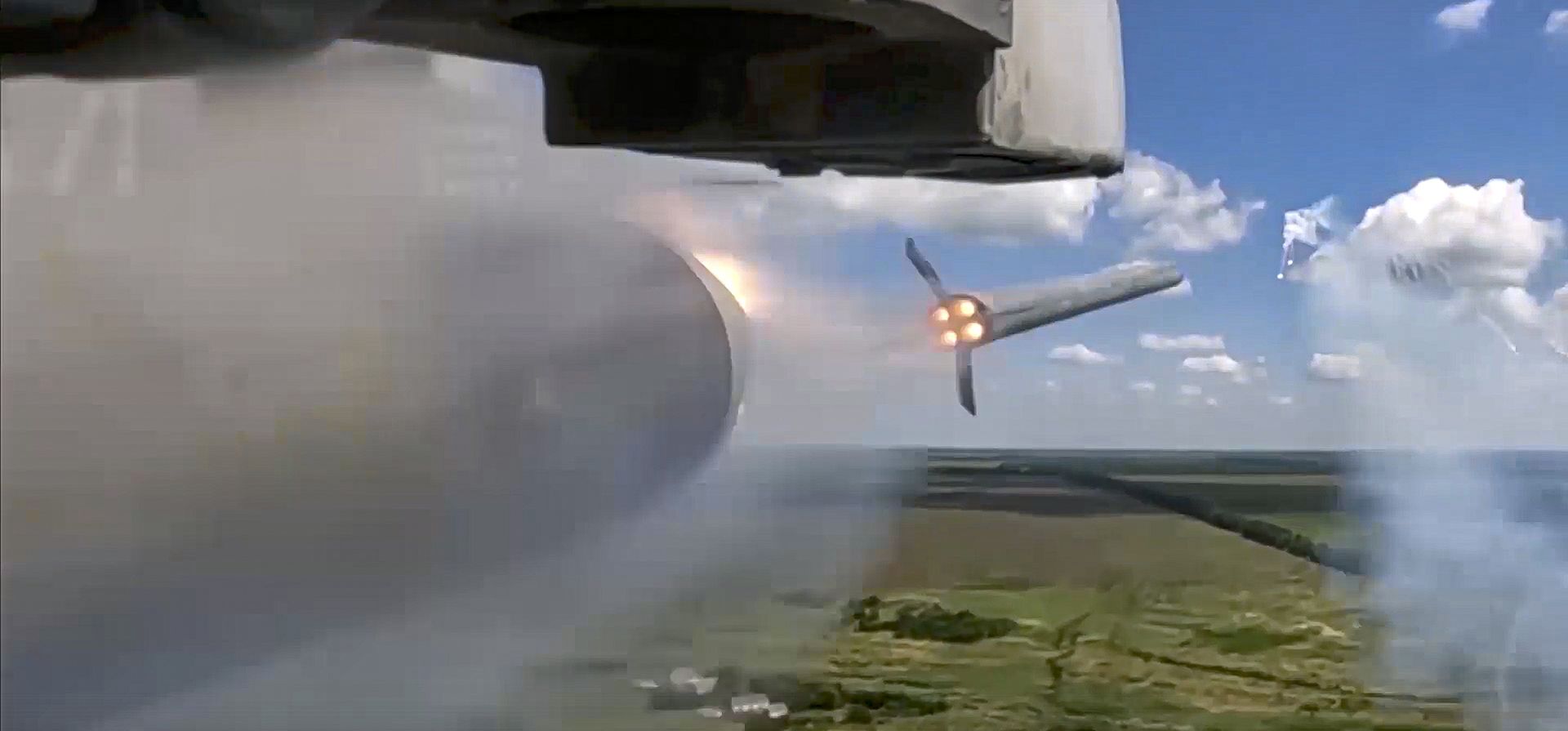 Captura de video publicado por el Servicio de Prensa del Ministerio de Defensa de Rusia, muestra un avión de ataque terrestre de la fuerza aérea rusa disparando cohetes durante una misión sobre Ucrania, el jueves 13 de julio de 2023. (AP) Captura de video publicado por el Servicio de Prensa del Ministerio de Defensa de Rusia, muestra un avión de ataque terrestre de la fuerza aérea rusa disparando cohetes durante una misión sobre Ucrania, el jueves 13 de julio de 2023. (AP)