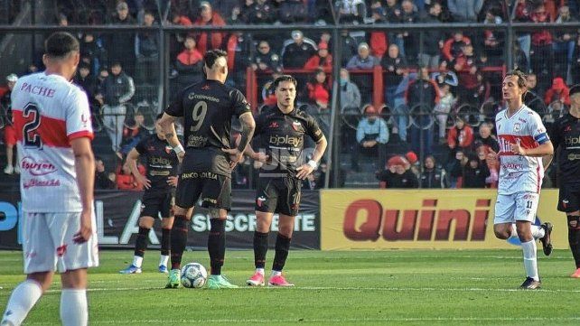 Colón, sin reacción: la falencia que lo aleja de la pelea grande