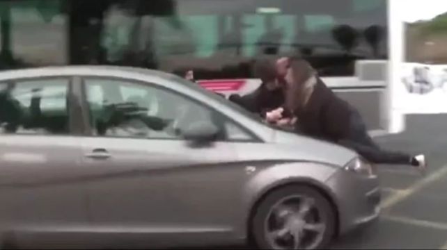 La conductora de un automóvil embistió a tres manifestantes feministas en una piquete en Barcelona.&nbsp;