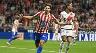 Julián Álvarez la rompió con un triplete en el triunfo de Atlético de Madrid ante Rayo