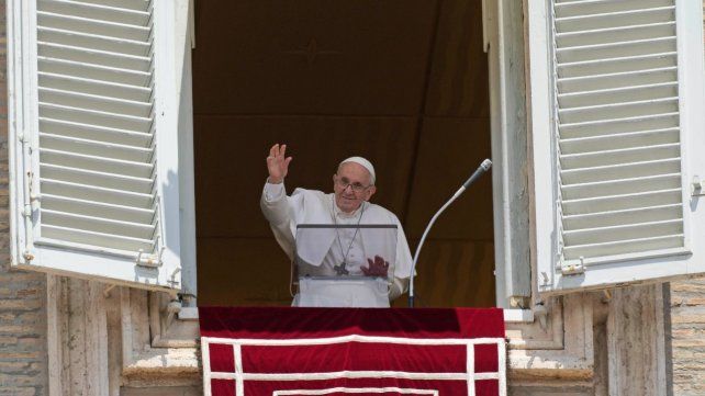 El Papa saludó a los fieles reunidos en la Plaza San Pedro.