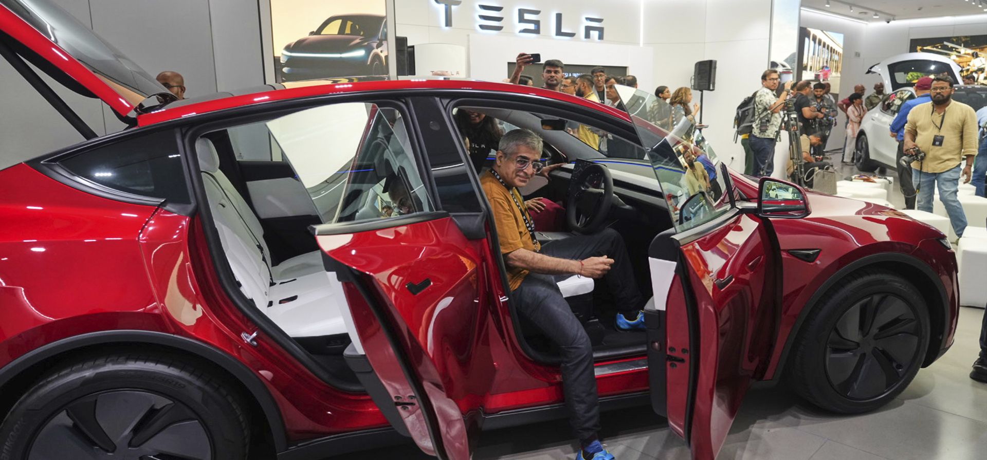 Personal de prensa observa el Model Y de Tesla en la recién inaugurada primera sala de exhibición de Tesla en India, en Mumbai, India, el martes 15 de julio de 2025. (Foto AP/Rafiq Maqbool) Personal de prensa observa el Model Y de Tesla en la recién inaugurada primera sala de exhibición de Tesla en India, en Mumbai, India, el martes 15 de julio de 2025. (Foto AP/Rafiq Maqbool)
