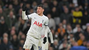 Alejo Veliz con la camiseta del Tottenham, el dueño de su pase.