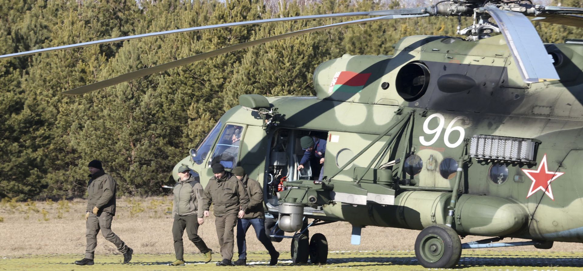 La delegación ucraniana deja un helicóptero militar al aterrizar en la región de Gomel, Bielorrusia, el lunes 28 de febrero de 2022. Las delegaciones rusa y ucraniana se reunieron para sus primeras conversaciones este lunes. La reunión se lleva a cabo en la región de Gomel, a orillas del río Pripyat.
