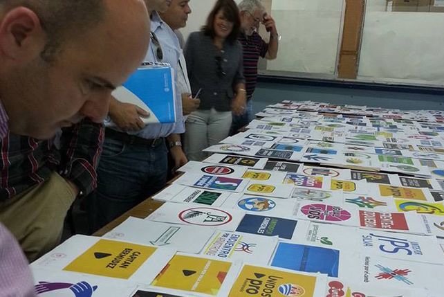 El show de boletas que se realizó en el Tribunal Electoral de la provincia.