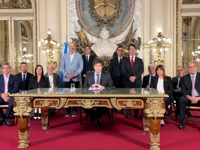 El presidente Javier Milei y su gabinete, el miércoles en Casa Rosada en el anuncio del DNU desregulador. 