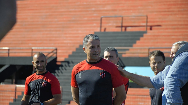 Debido a los malos resultados Gustavo Álvarez dejó de ser el técnico de Patronato.