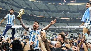 Leo Messi, junto con los jugadores de la selección celebrando la obtención de la Copa del Mundo