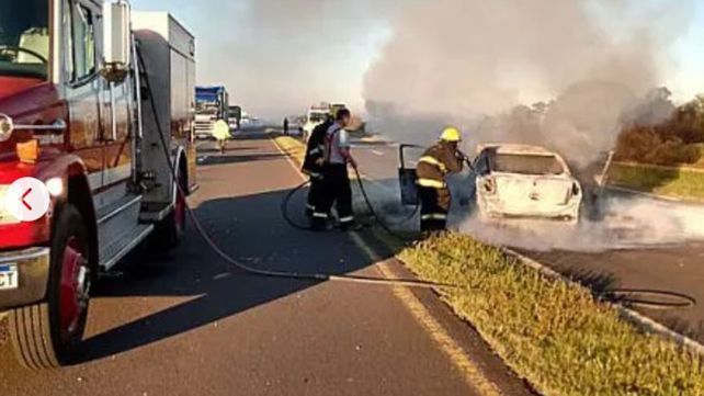 El vehículo se incendió por completo tras chocar contra el ómnibus de la empresa Ríos Uruguay.