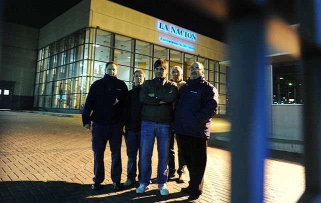 Los trabajadores gráficos del diario La Nación realizan un cese de tareas en la planta de la calle Zepita por la suspensión de 30 operarios. (Foto: Télam)