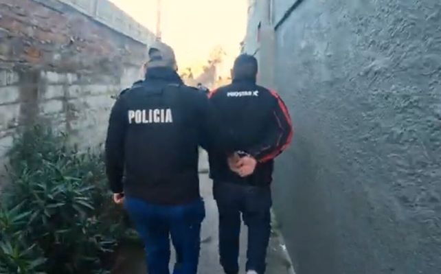 Uno de los detenidos tras los operativos librados en Rosario.