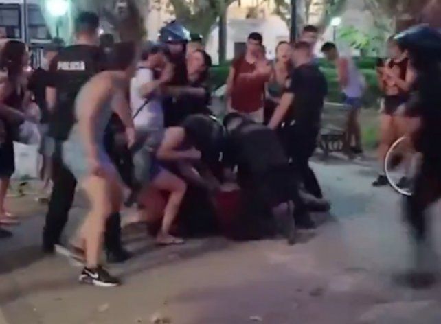 Cuando los manifestantes realizaron una pintada en el piso de la plaza interino la policía y se llevó a siete detenidos.&nbsp;