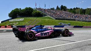 El Alpine de Franco Colapinto, en una trepada del Red Bull Racing de Austria.