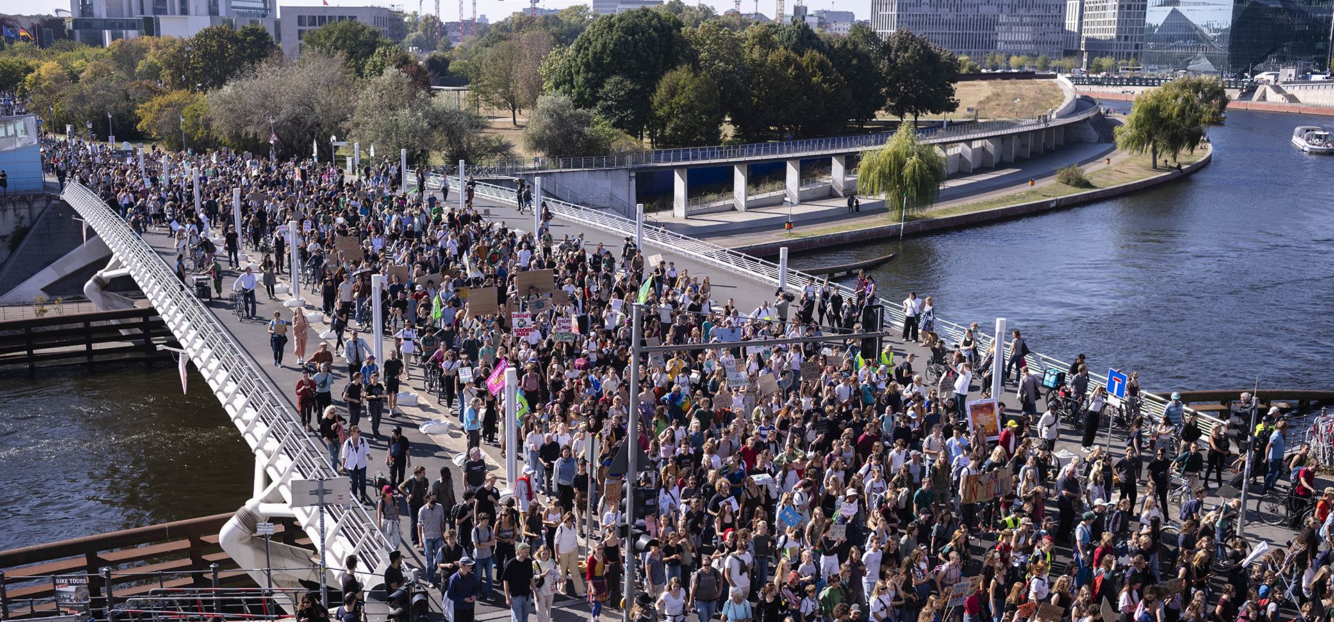Manifestantes del movimiento Fridays For Future marchan por el distrito gubernamental cerca de la cancillería, al fondo a la izquierda, mientras participan en una huelga climática global en Berlín, Alemania, el viernes 20 de septiembre de 2024. (Foto AP/Markus Schreiber) Manifestantes del movimiento Fridays For Future marchan por el distrito gubernamental cerca de la cancillería, al fondo a la izquierda, mientras participan en una huelga climática global en Berlín, Alemania, el viernes 20 de septiembre de 2024. (Foto AP/Markus Schreiber)