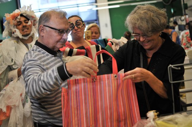 No más bolsas plásticas: destacan la respuesta de los vecinos a la medida que rige en la ciudad