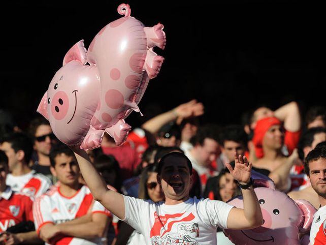 El negro, rojo y blanco: la llave de acceso al estadio Monumental