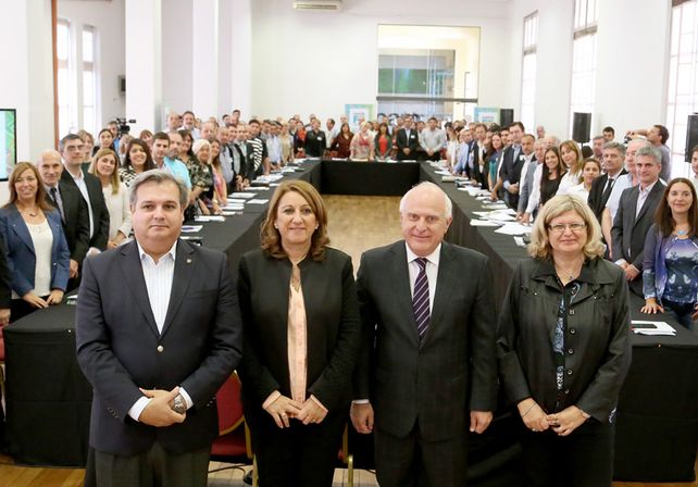 La provincia convocó a intendentes y presidentes comunales a debatir sobre educación