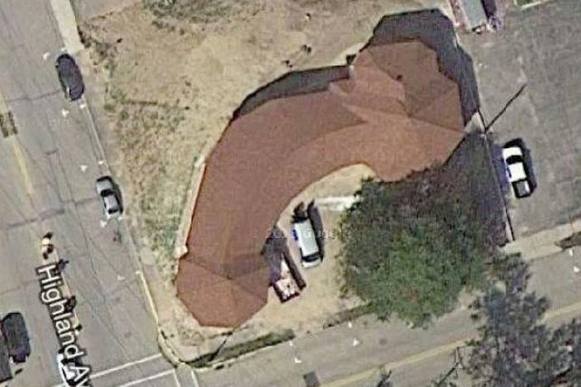Escándalo por una iglesia con construcción con forma fálica