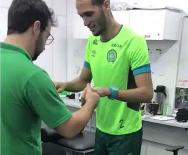 Conmovedoras imágenes del defensor de Chapecoense que volvió a caminar sin muletas