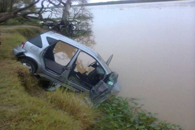 Hallaron un Mercedes Benz robado y desguazado en aguas del Colastiné