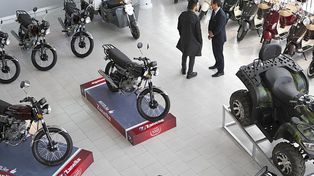 La Municipalidad controlará que las concesionarias entreguen motos patentadas y con casco