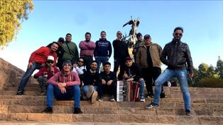 Los músicos de Gerardo Farías en el Cerro de la Gloria. Foto Jona Albornoz