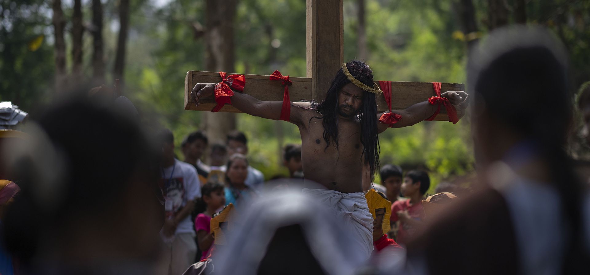 Cristianos indios recrean la crucifixión de Jesucristo para conmemorar el Viernes Santo en Guwahati, India, el viernes 7 de abril de 2023. Cristianos de todo el mundo asisten a simulacros de crucifixiones y obras de teatro de la pasión que marcan el día en que Jesús fue crucificado, conocido por los cristianos como Viernes Santo. (Foto AP/Anupam Nath)