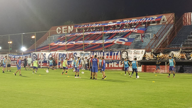 Todo listo en el Gabino Sosa para el partido entre charrúas y guaraníes.