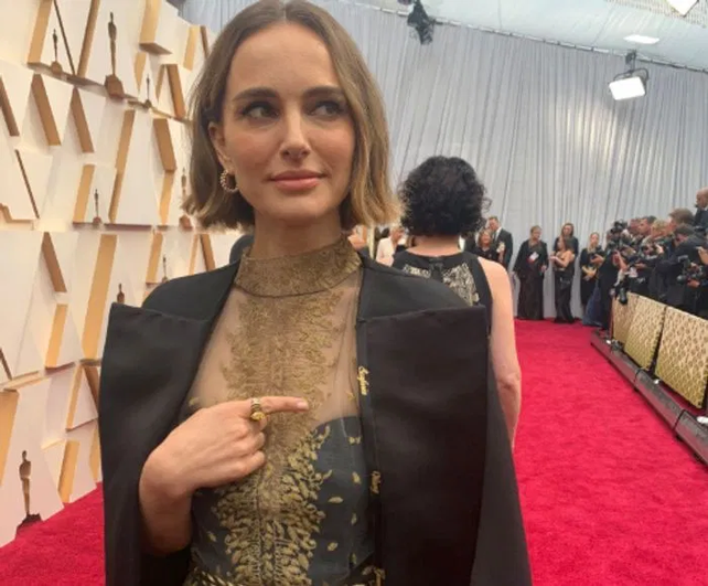 El mensaje oculto en el vestido de Natalie Portman para reivindicar a las mujeres