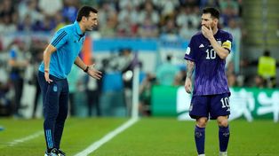Lionel Scaloni dialoga con Messi. El técnico de la selección mostró temple en los peores momentos.
