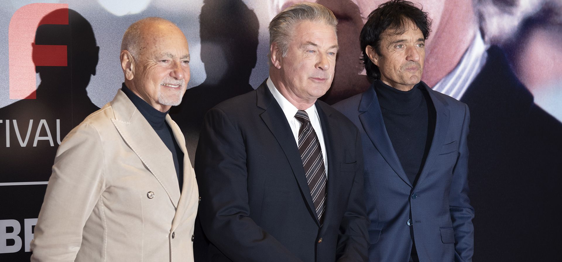 De izquierda a derecha, Enzo Ghigo, el actor Alec Baldwin y el director Giulio Base posan para una fotografía en el 42º Festival de Cine de Turín, en Turín, Italia, el lunes 25 de noviembre de 2024. (Matteo Secci/LaPresse vía AP)