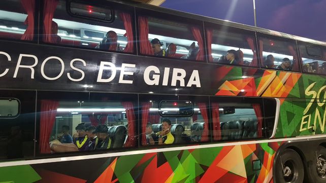 El plantel canalla arriba del micro