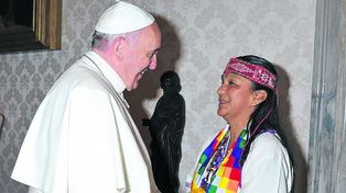 Vera le dio a Milagro Sala un rosario que le envió el Papa Francisco