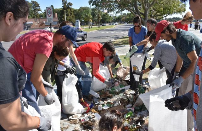 En solo tres horas, se removieron más de 500 kg de basura en la laguna Setúbal