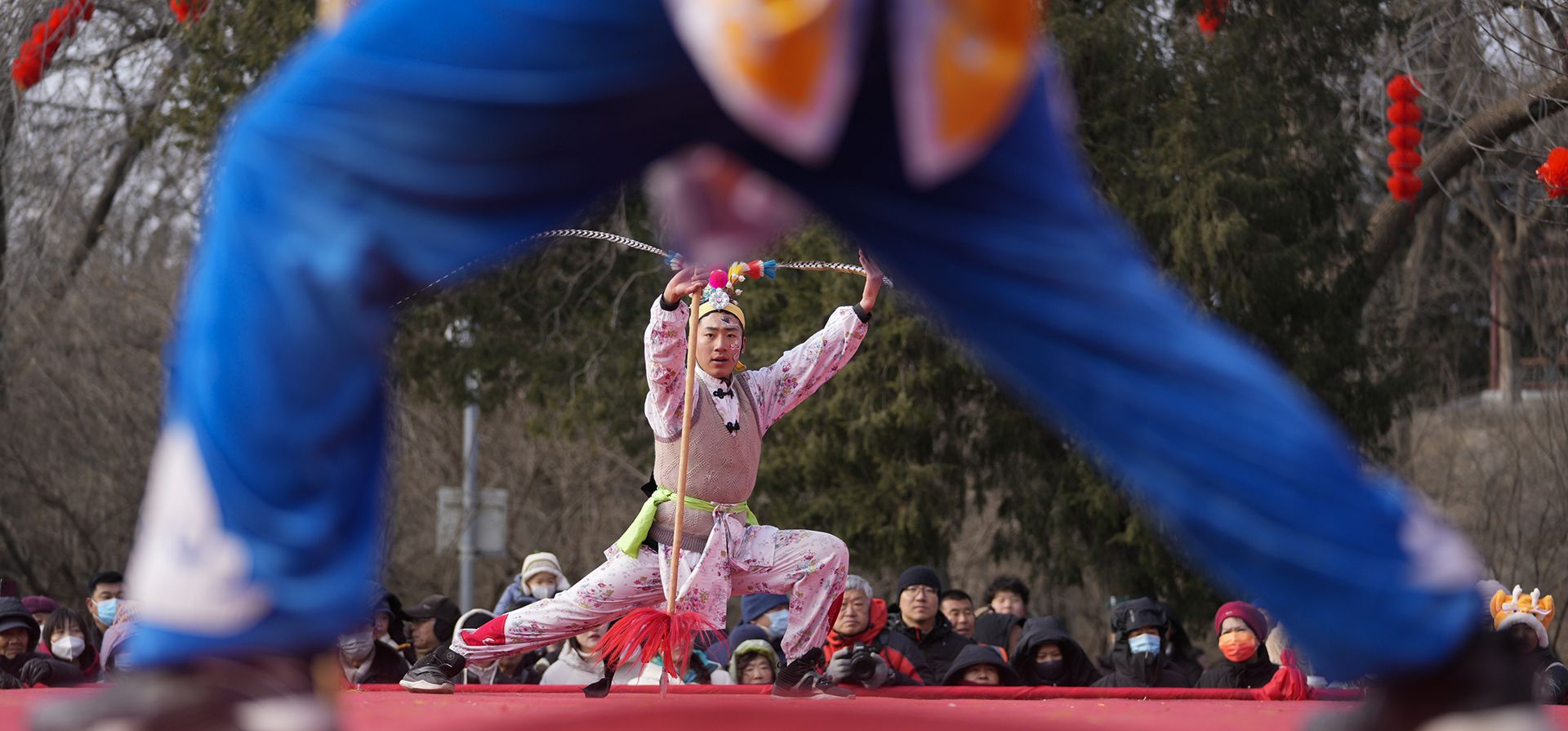 Artistas chinos con trajes tradicionales en el escenario de la Feria del Templo del Parque Longtan, el segundo día del Año Nuevo Lunar en Beijing, el jueves 30 de enero de 2025. (Foto AP/Aaron Favila) Artistas chinos con trajes tradicionales en el escenario de la Feria del Templo del Parque Longtan, el segundo día del Año Nuevo Lunar en Beijing, el jueves 30 de enero de 2025. (Foto AP/Aaron Favila)