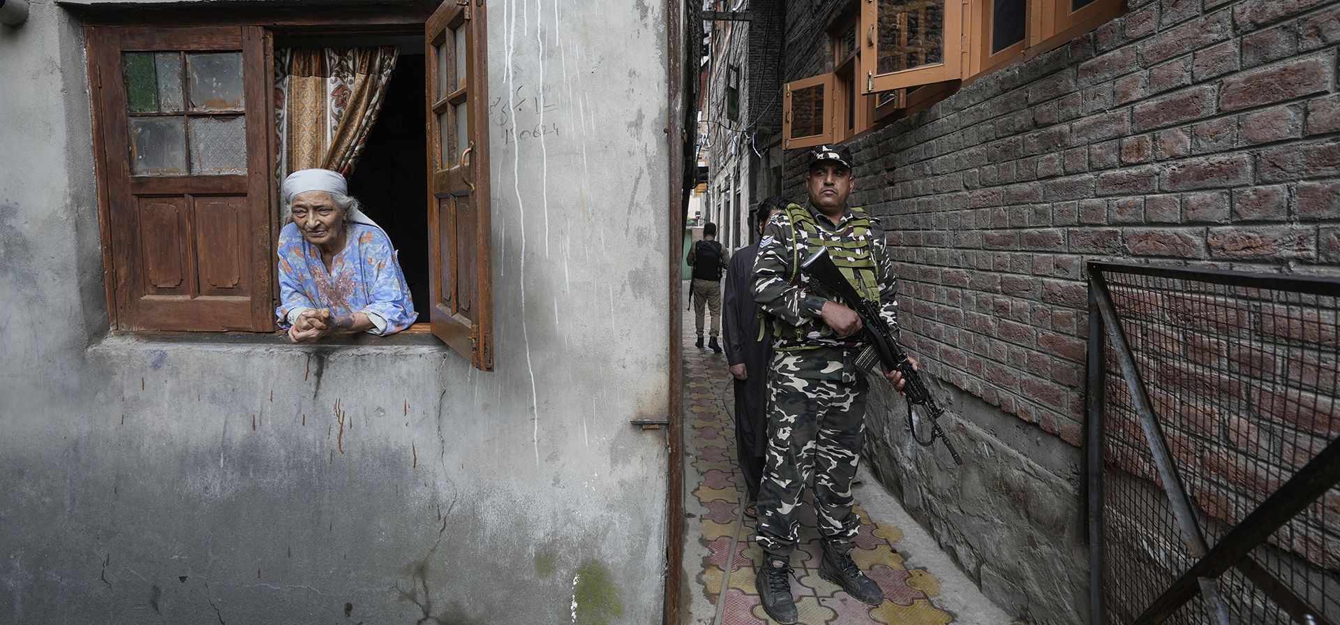 Una anciana de Cachemira observa a un soldado paramilitar que hace guardia durante la campaña electoral puerta a puerta del candidato del Partido Bharatiya Janata (BJP) antes de las elecciones a la asamblea del estado de Jammu y Cachemira, en Srinagar, Cachemira controlada por la India, el jueves 29 de agosto de 2024. (Foto AP/Mukhtar Khan) Una anciana de Cachemira observa a un soldado paramilitar que hace guardia durante la campaña electoral puerta a puerta del candidato del Partido Bharatiya Janata (BJP) antes de las elecciones a la asamblea del estado de Jammu y Cachemira, en Srinagar, Cachemira controlada por la India, el jueves 29 de agosto de 2024. (Foto AP/Mukhtar Khan)