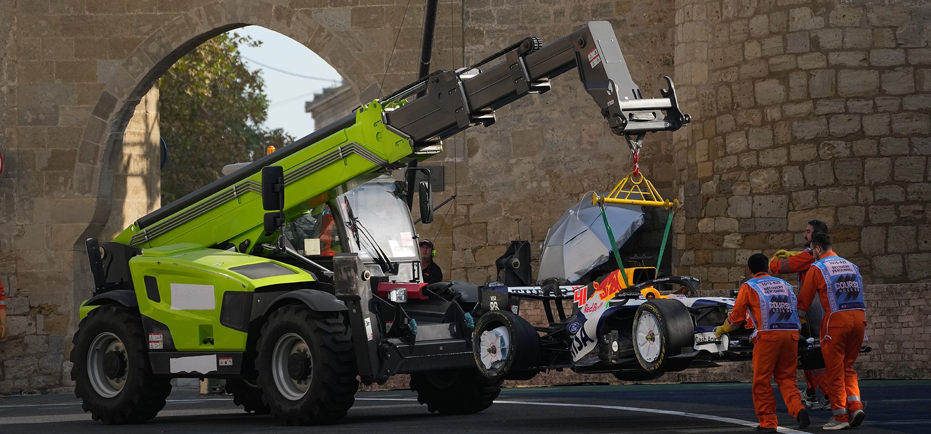 El coche del piloto británico de Racing Bulls, Arvid Lindblad, es izado por una grúa tras chocar contra un muro durante la segunda sesión de entrenamientos libres previa al Gran Premio de Azerbaiyán de Fórmula 1, en Bakú, Azerbaiyán, el jueves 24 de septiembre de 2026. (Foto AP/Darko Bandic) El coche del piloto británico de Racing Bulls, Arvid Lindblad, es izado por una grúa tras chocar contra un muro durante la segunda sesión de entrenamientos libres previa al Gran Premio de Azerbaiyán de Fórmula 1, en Bakú, Azerbaiyán, el jueves 24 de septiembre de 2026. (Foto AP/Darko Bandic)