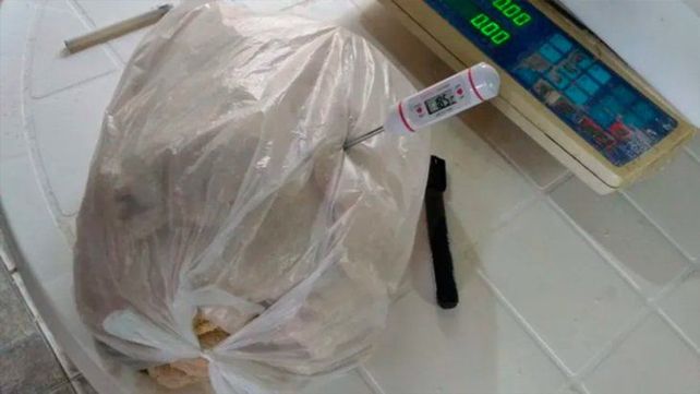 Clausuran una carnicería que guardaba las milanesas de pollo en baldes de pintura