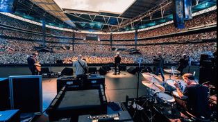 Durante el quinto show de Oasis en el Estadio Wembley, un espectador sufrió una caída fatal desde una tribuna. La banda lamentó el hecho&nbsp;