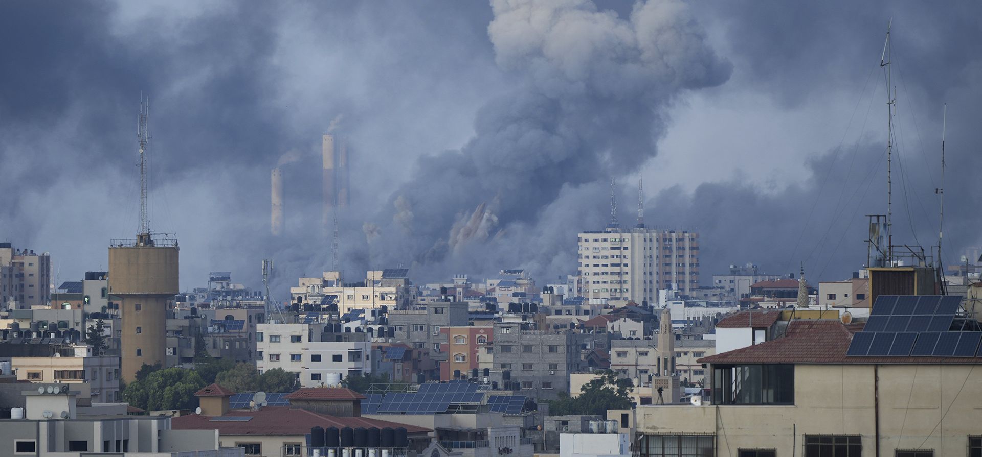 El humo se eleva tras un ataque aéreo israelí en la ciudad de Gaza, el miércoles 11 de octubre de 2023. Los gobernantes militantes de Hamas en la Franja de Gaza llevaron a cabo un ataque sin precedentes en múltiples frentes contra Israel al amanecer del sábado, disparando miles de cohetes mientras decenas de combatientes de Hamas se infiltraron en la frontera, matando a cientos de civiles y tomando rehenes. (Foto AP/Hatem Moussa) El humo se eleva tras un ataque aéreo israelí en la ciudad de Gaza, el miércoles 11 de octubre de 2023. Los gobernantes militantes de Hamas en la Franja de Gaza llevaron a cabo un ataque sin precedentes en múltiples frentes contra Israel al amanecer del sábado, disparando miles de cohetes mientras decenas de combatientes de Hamas se infiltraron en la frontera, matando a cientos de civiles y tomando rehenes. (Foto AP/Hatem Moussa)