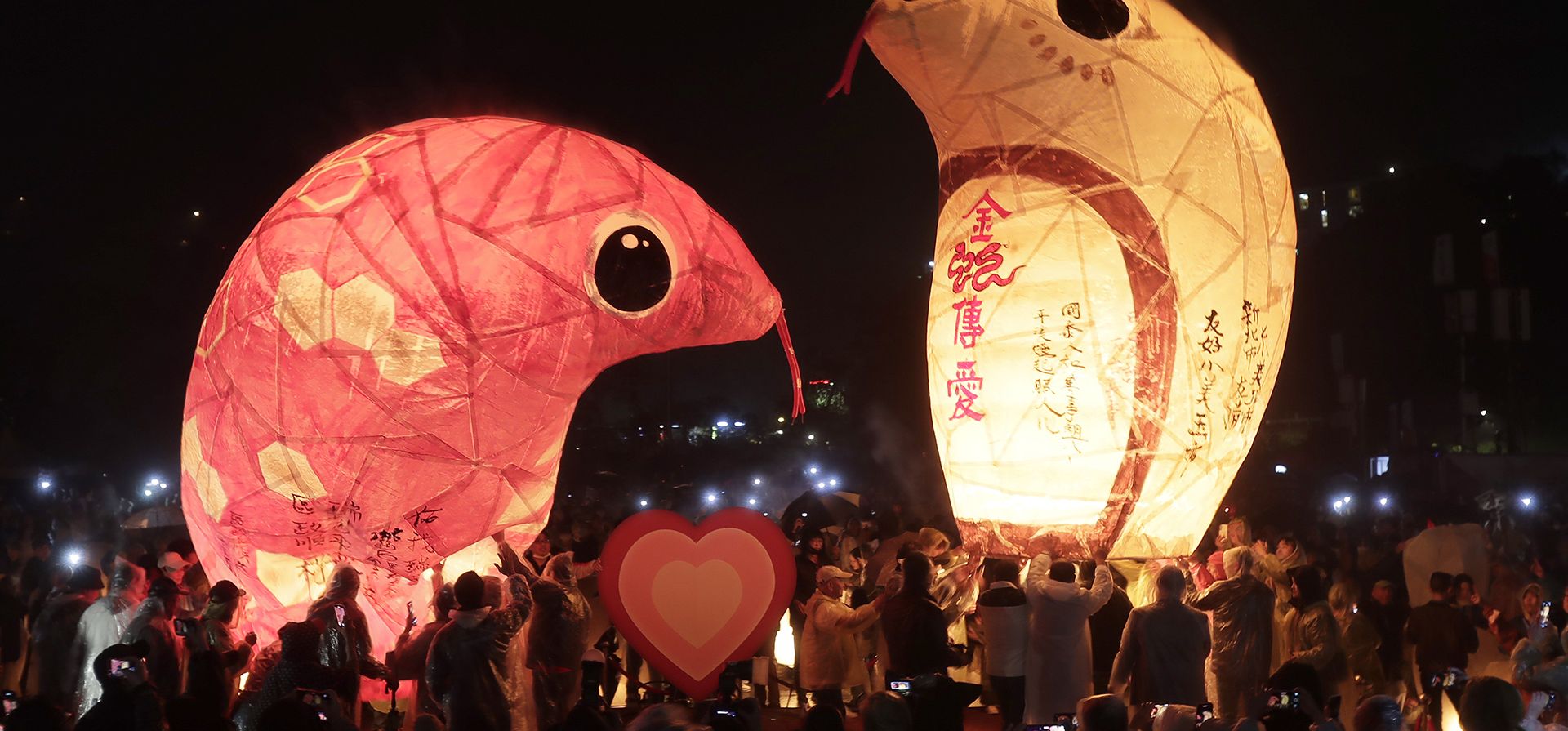 La gente se prepara para lanzar dos linternas voladoras con forma de serpiente durante el tradicional Festival de las Linternas en el distrito Pingxi de la ciudad de Nueva Taipei, Taiwán, el miércoles 12 de febrero de 2025. (Foto AP/Chiang Ying-ying) La gente se prepara para lanzar dos linternas voladoras con forma de serpiente durante el tradicional Festival de las Linternas en el distrito Pingxi de la ciudad de Nueva Taipei, Taiwán, el miércoles 12 de febrero de 2025. (Foto AP/Chiang Ying-ying)