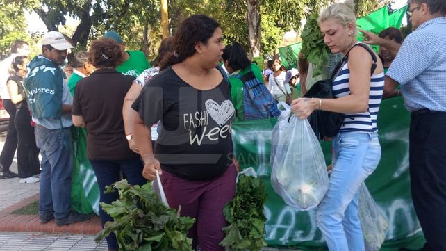 Productores de Santa Fe realizaron un verdurazo frente al Ministerio de la Producción